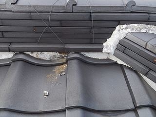 棟の下の漆喰が剥離している